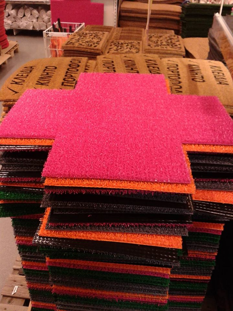 Ελληνες χριστιανοί ζητούν να αποσυρθεί από πολυκατάστημα πατάκι με το σχήμα του σταυρού [εικόνες] | iefimerida.gr 0