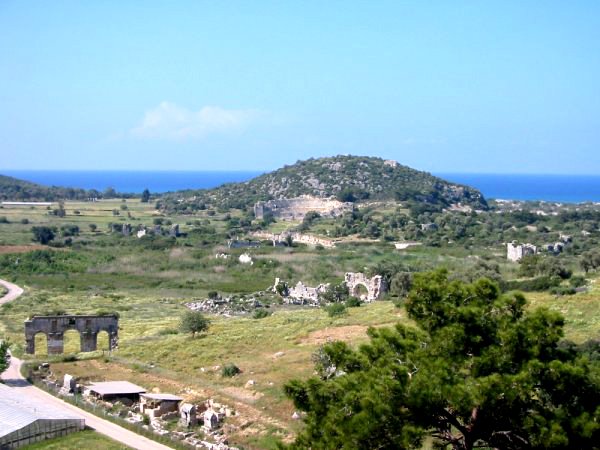 Αντικείμενα ελληνιστικής περιόδου σε ανασκαφή στην Αττάλεια -Πήλινο μπιμπερό, κορνίζα, πιρούνι | iefimerida.gr 2