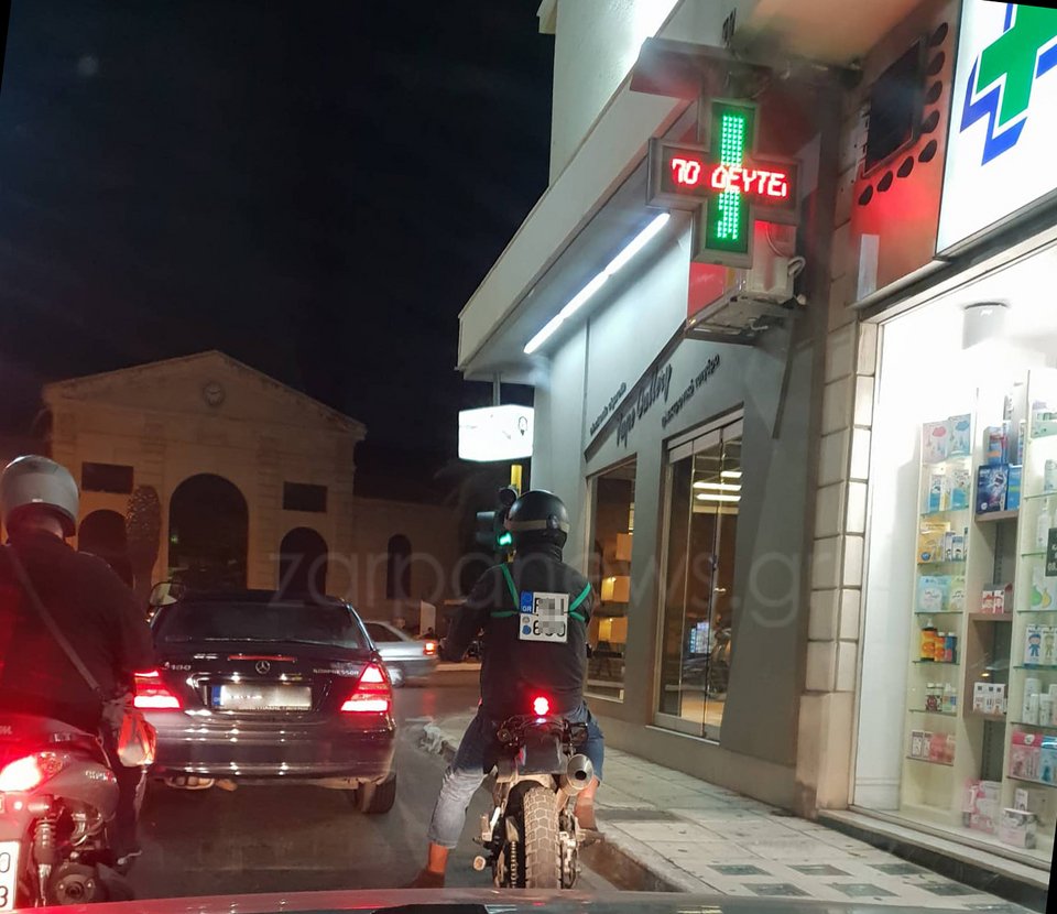 Οδηγός στην Κρήτη δεν είχε που να βάλει την πινακίδα του δίκυκλου του και την κρέμασε στην... πλάτη.