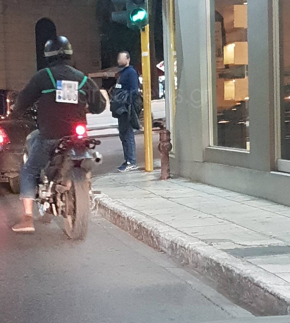 Οι φωτογραφίες του έγιναν viral.