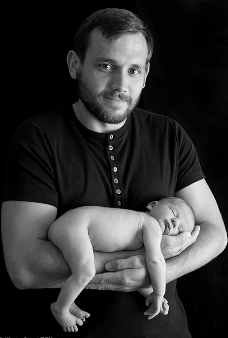 Η φωτογραφία που έγινε viral σε χρόνο ρεκόρ -Μωρό τεσσάρων ημερών κοιμάται γαλήνια στο χέρι του πατέρα του και ξαφνικά... [εικόνες] | iefimerida.gr 0