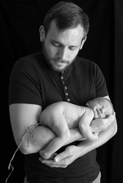 Η φωτογραφία που έγινε viral σε χρόνο ρεκόρ -Μωρό τεσσάρων ημερών κοιμάται γαλήνια στο χέρι του πατέρα του και ξαφνικά... [εικόνες] | iefimerida.gr 1