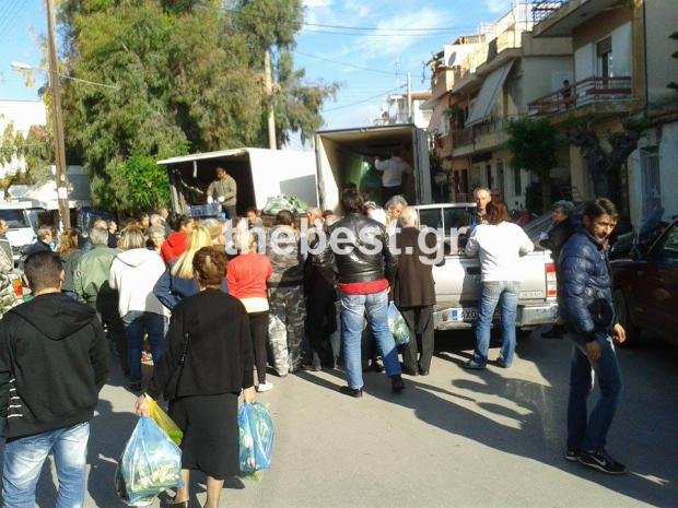 Πανικός στην Πάτρα για μια σακούλα λαχανικών -Η διανομή τροφίμων εξελίχθηκε σε μαζική συγκέντρωση [εικόνες] | iefimerida.gr 0