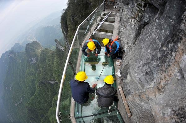 Βρίσκεται στα 5.000 πόδια στο γκρεμό, σε γυάλινη γέφυρα -Δείτε την κρίση πανικού που παθαίνει [εικόνες+βίντεο] | iefimerida.gr 3