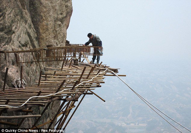 Βρίσκεται στα 5.000 πόδια στο γκρεμό, σε γυάλινη γέφυρα -Δείτε την κρίση πανικού που παθαίνει [εικόνες+βίντεο] | iefimerida.gr 4