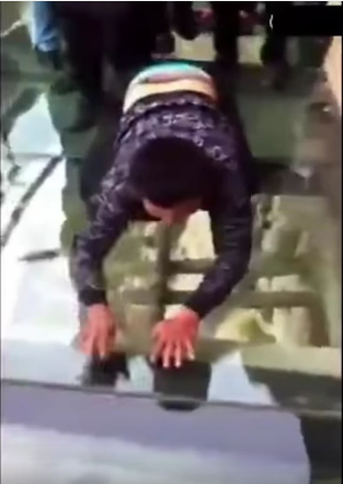 Βρίσκεται στα 5.000 πόδια στο γκρεμό, σε γυάλινη γέφυρα -Δείτε την κρίση πανικού που παθαίνει [εικόνες+βίντεο] | iefimerida.gr 1