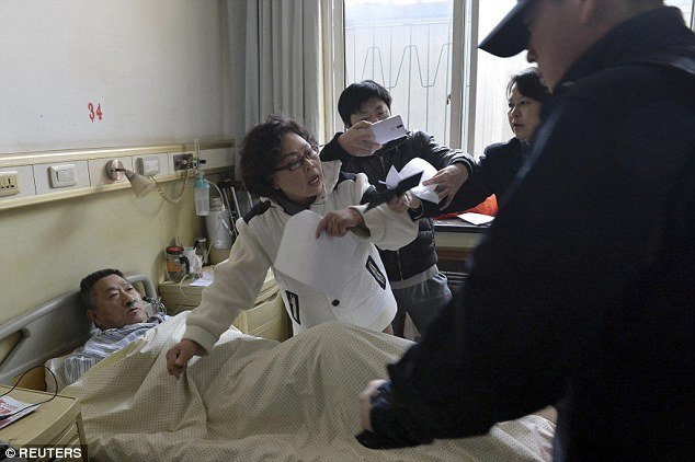 Απίστευτο: 55χρονος δέθηκε με αλυσίδες σε κρεβάτι νοσοκομείου και αρνιόταν να φύγει εδώ και 3 χρόνια [εικόνες] | iefimerida.gr 2