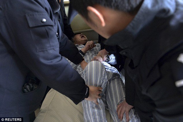 Απίστευτο: 55χρονος δέθηκε με αλυσίδες σε κρεβάτι νοσοκομείου και αρνιόταν να φύγει εδώ και 3 χρόνια [εικόνες] | iefimerida.gr 1