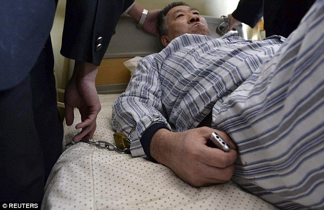 Απίστευτο: 55χρονος δέθηκε με αλυσίδες σε κρεβάτι νοσοκομείου και αρνιόταν να φύγει εδώ και 3 χρόνια [εικόνες] | iefimerida.gr 0