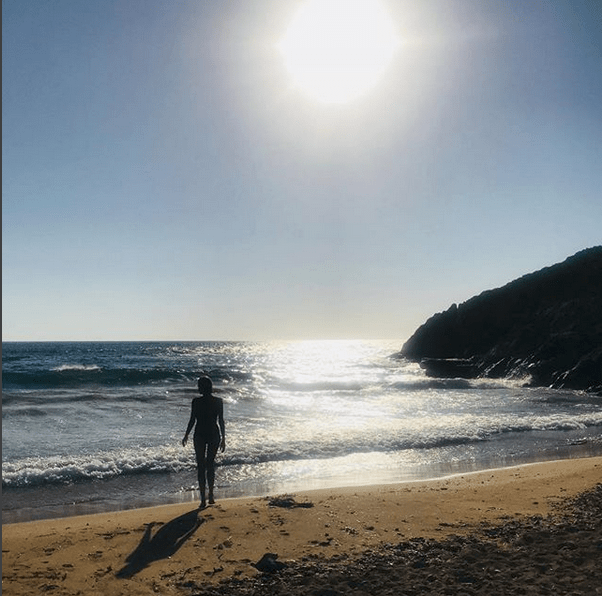 Η Τζένη Μπαλατσινού χαλαρώνει στην Πάτμο [εικόνες] | iefimerida.gr 1