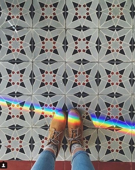 Το ζευγάρι που γυρίζει τη Βαρκελώνη για να φωτογραφίσει τα πιο εντυπωσιακά... πατώματα [εικόνες] | iefimerida.gr 0