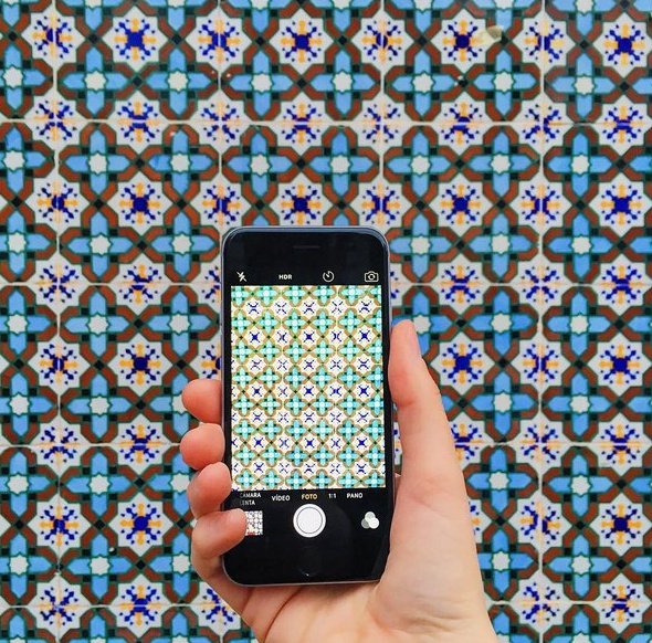 Το ζευγάρι που γυρίζει τη Βαρκελώνη για να φωτογραφίσει τα πιο εντυπωσιακά... πατώματα [εικόνες] | iefimerida.gr 1