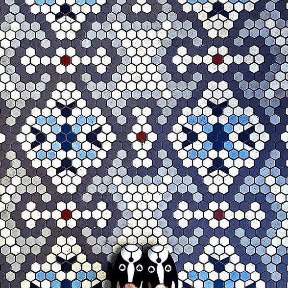 Το ζευγάρι που γυρίζει τη Βαρκελώνη για να φωτογραφίσει τα πιο εντυπωσιακά... πατώματα [εικόνες] | iefimerida.gr 3