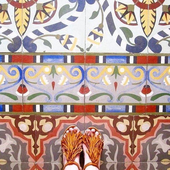 Το ζευγάρι που γυρίζει τη Βαρκελώνη για να φωτογραφίσει τα πιο εντυπωσιακά... πατώματα [εικόνες] | iefimerida.gr 4