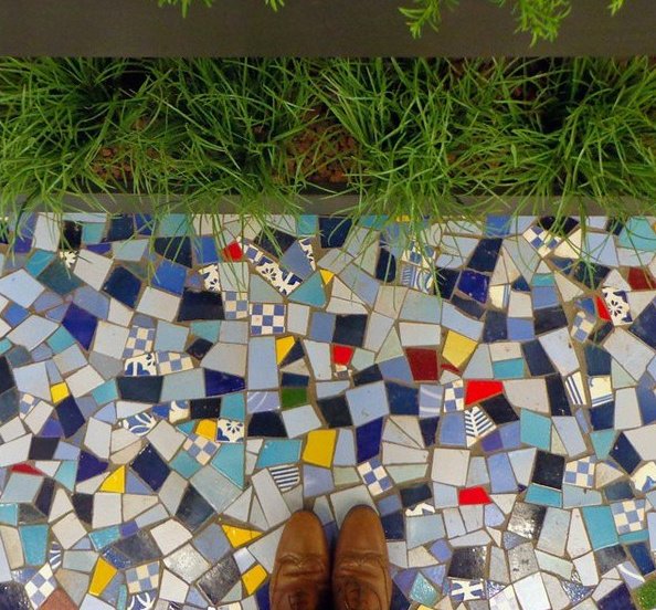 Το ζευγάρι που γυρίζει τη Βαρκελώνη για να φωτογραφίσει τα πιο εντυπωσιακά... πατώματα [εικόνες] | iefimerida.gr 5