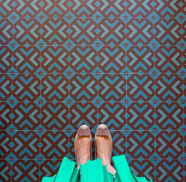 Το ζευγάρι που γυρίζει τη Βαρκελώνη για να φωτογραφίσει τα πιο εντυπωσιακά... πατώματα [εικόνες] | iefimerida.gr 6