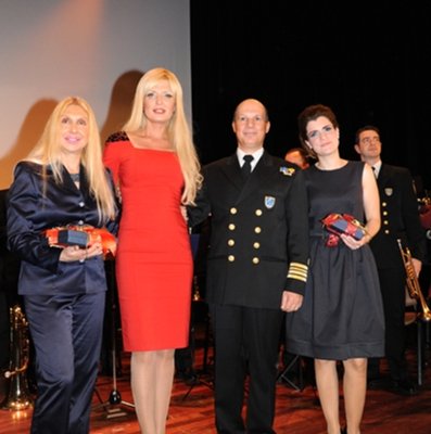 Η σύζυγος Πατούλη με ένα κατακόκκινο φόρεμα άναψε το Χριστουγεννιάτικο Δέντρο στο δήμο Λυκόβρυσης-Πεύκης [εικόνες] | iefimerida.gr 0