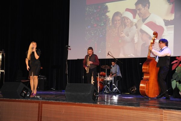 Η σύζυγος Πατούλη με ένα κατακόκκινο φόρεμα άναψε το Χριστουγεννιάτικο Δέντρο στο δήμο Λυκόβρυσης-Πεύκης [εικόνες] | iefimerida.gr 2