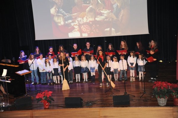 Η σύζυγος Πατούλη με ένα κατακόκκινο φόρεμα άναψε το Χριστουγεννιάτικο Δέντρο στο δήμο Λυκόβρυσης-Πεύκης [εικόνες] | iefimerida.gr 3