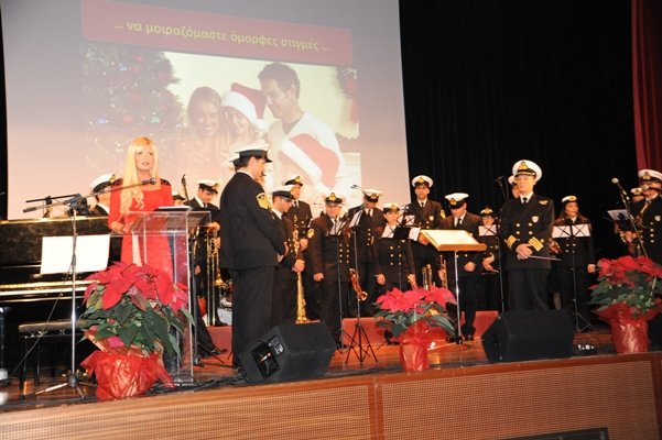 Η σύζυγος Πατούλη με ένα κατακόκκινο φόρεμα άναψε το Χριστουγεννιάτικο Δέντρο στο δήμο Λυκόβρυσης-Πεύκης [εικόνες] | iefimerida.gr 4