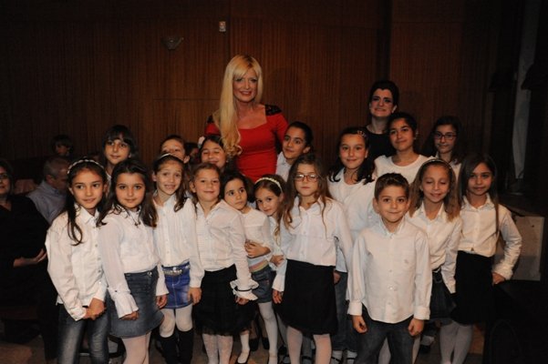 Η σύζυγος Πατούλη με ένα κατακόκκινο φόρεμα άναψε το Χριστουγεννιάτικο Δέντρο στο δήμο Λυκόβρυσης-Πεύκης [εικόνες] | iefimerida.gr 5