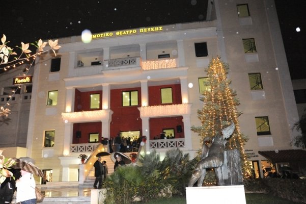 Η σύζυγος Πατούλη με ένα κατακόκκινο φόρεμα άναψε το Χριστουγεννιάτικο Δέντρο στο δήμο Λυκόβρυσης-Πεύκης [εικόνες] | iefimerida.gr 6