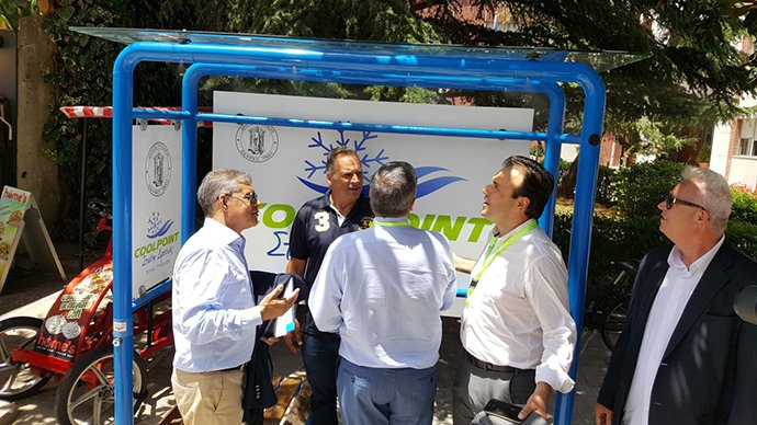 Ο Πατούλης κάνει... ντους σε «έξυπνη στάση» λεωφορείων στα Τρίκαλα [εικόνες&βίντεο] | iefimerida.gr 1