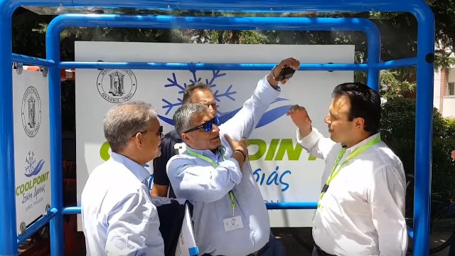 Ο Πατούλης κάνει... ντους σε «έξυπνη στάση» λεωφορείων στα Τρίκαλα [εικόνες&βίντεο] | iefimerida.gr 2