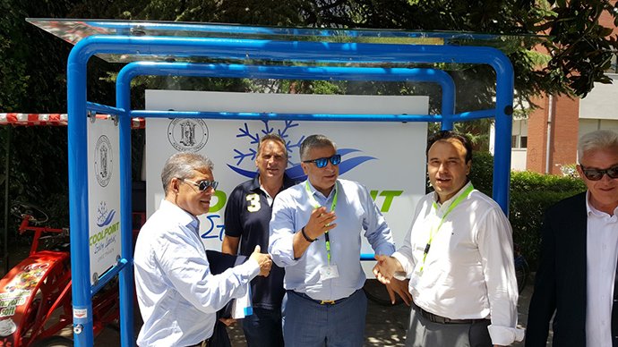 Ο Πατούλης κάνει... ντους σε «έξυπνη στάση» λεωφορείων στα Τρίκαλα [εικόνες&βίντεο] | iefimerida.gr 0