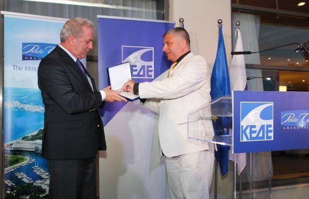 Γιατί ο Πατούλης ντύθηκε... Ferrero Rocher [εικόνες] | iefimerida.gr 2