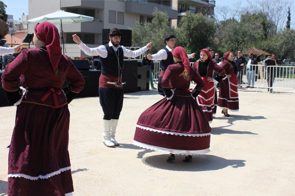 Ο Γιώργος Πατούλης με την εντυπωσιακή σύζυγό του έσυραν τον χορό στο πασχαλινό γλέντι του δήμου Αμαρουσίου [εικόνες] | iefimerida.gr 9
