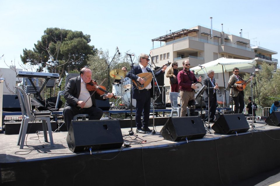 Ο Γιώργος Πατούλης με την εντυπωσιακή σύζυγό του έσυραν τον χορό στο πασχαλινό γλέντι του δήμου Αμαρουσίου [εικόνες] | iefimerida.gr 8