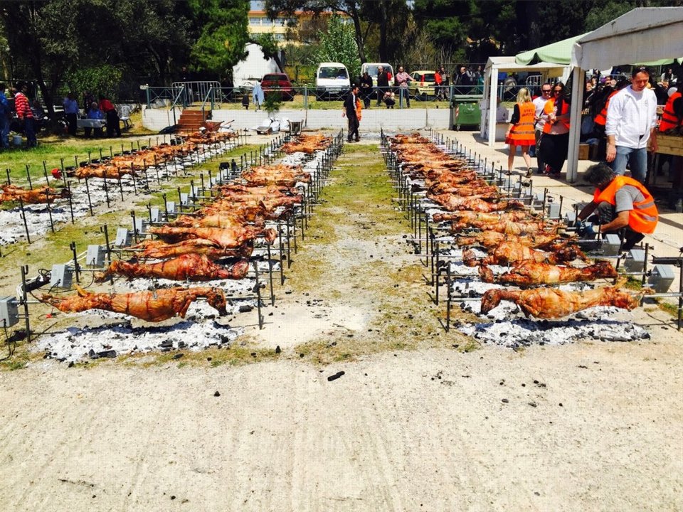 Ο Γιώργος Πατούλης με την εντυπωσιακή σύζυγό του έσυραν τον χορό στο πασχαλινό γλέντι του δήμου Αμαρουσίου [εικόνες] | iefimerida.gr 0