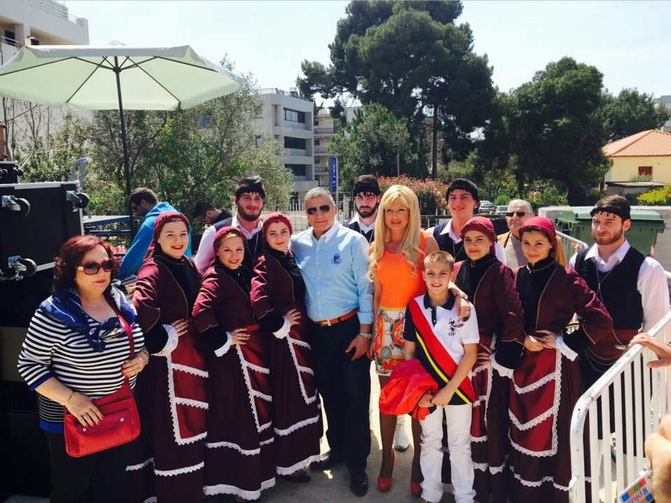 Ο Γιώργος Πατούλης με την εντυπωσιακή σύζυγό του έσυραν τον χορό στο πασχαλινό γλέντι του δήμου Αμαρουσίου [εικόνες] | iefimerida.gr 10