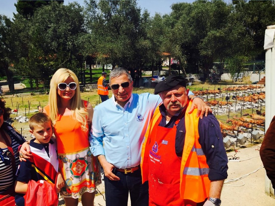 Ο Γιώργος Πατούλης με την εντυπωσιακή σύζυγό του έσυραν τον χορό στο πασχαλινό γλέντι του δήμου Αμαρουσίου [εικόνες] | iefimerida.gr 11