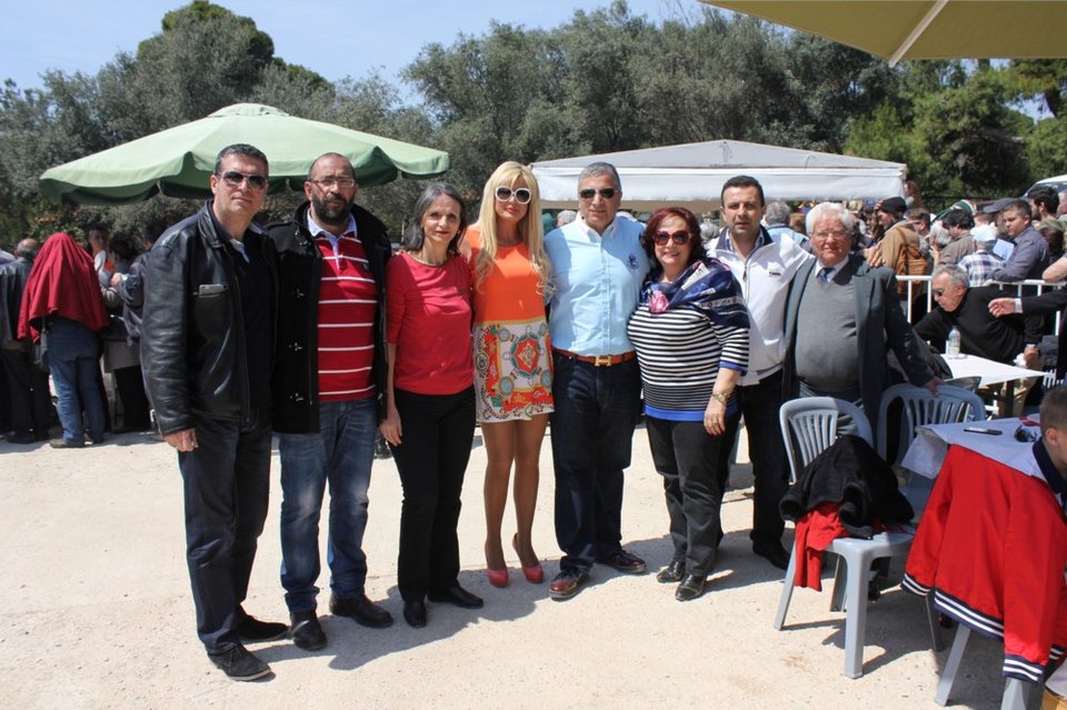 Ο Γιώργος Πατούλης με την εντυπωσιακή σύζυγό του έσυραν τον χορό στο πασχαλινό γλέντι του δήμου Αμαρουσίου [εικόνες] | iefimerida.gr 12