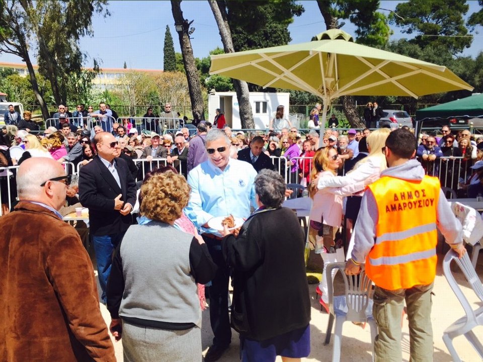 Ο Γιώργος Πατούλης με την εντυπωσιακή σύζυγό του έσυραν τον χορό στο πασχαλινό γλέντι του δήμου Αμαρουσίου [εικόνες] | iefimerida.gr 1