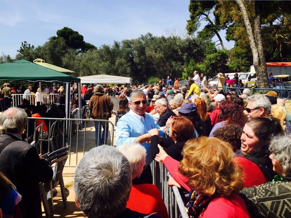 Ο Γιώργος Πατούλης με την εντυπωσιακή σύζυγό του έσυραν τον χορό στο πασχαλινό γλέντι του δήμου Αμαρουσίου [εικόνες] | iefimerida.gr 2