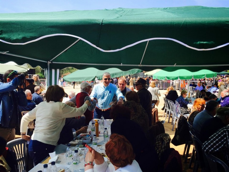 Ο Γιώργος Πατούλης με την εντυπωσιακή σύζυγό του έσυραν τον χορό στο πασχαλινό γλέντι του δήμου Αμαρουσίου [εικόνες] | iefimerida.gr 3