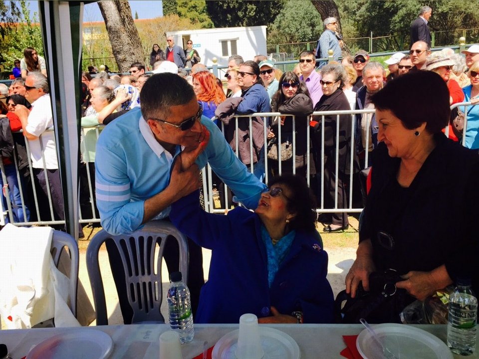 Ο Γιώργος Πατούλης με την εντυπωσιακή σύζυγό του έσυραν τον χορό στο πασχαλινό γλέντι του δήμου Αμαρουσίου [εικόνες] | iefimerida.gr 6