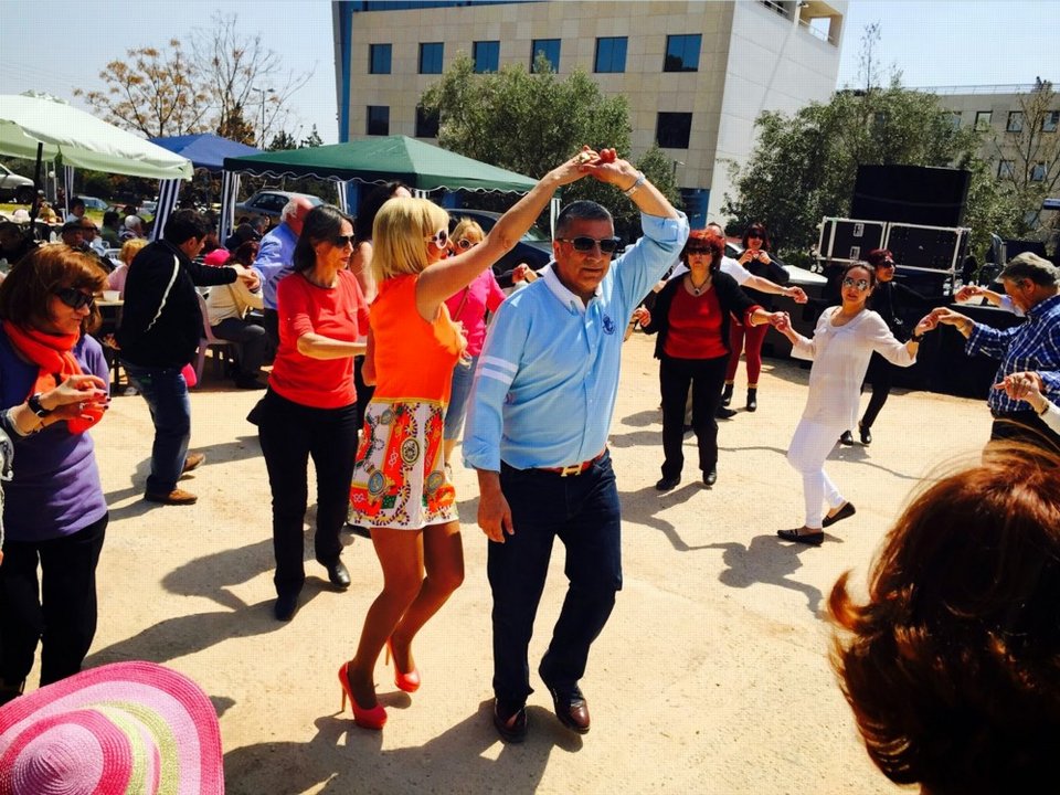 Ο Γιώργος Πατούλης με την εντυπωσιακή σύζυγό του έσυραν τον χορό στο πασχαλινό γλέντι του δήμου Αμαρουσίου [εικόνες] | iefimerida.gr 7