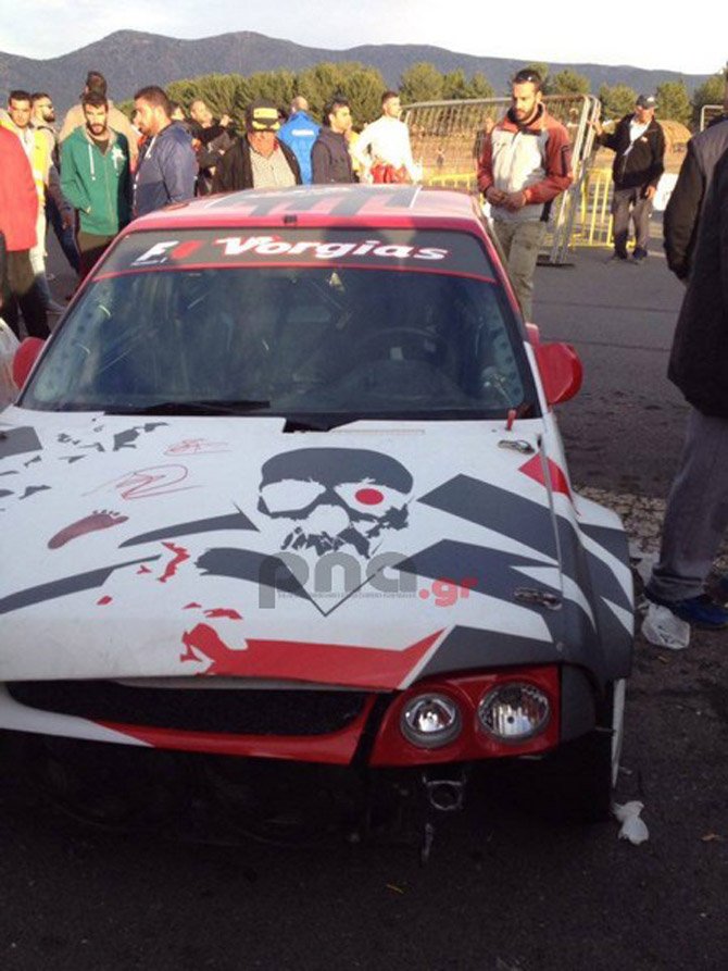  Καρέ-καρέ η στιγμή που αυτοκίνητο πέφτει στο πλήθος σε αγώνες στην Τρίπολη [εικόνες & βίντεο] | iefimerida.gr 1