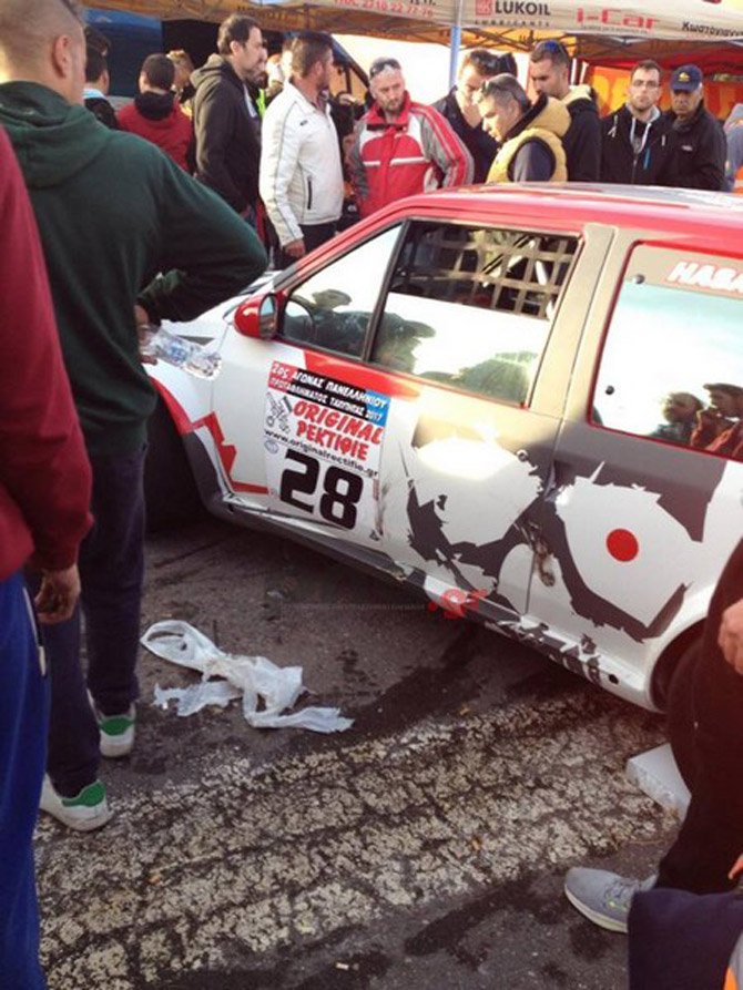  Καρέ-καρέ η στιγμή που αυτοκίνητο πέφτει στο πλήθος σε αγώνες στην Τρίπολη [εικόνες & βίντεο] | iefimerida.gr 3