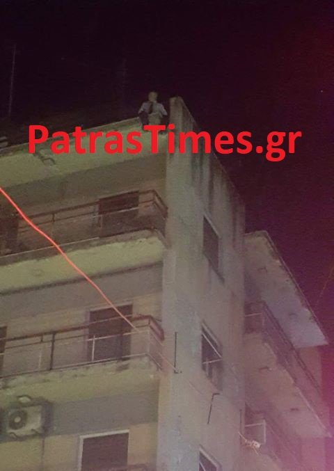 Πάτρα: Ανδρας απειλούσε να πηδήξει στο κενό από κτίριο [εικόνες & βίντεο] | iefimerida.gr 1