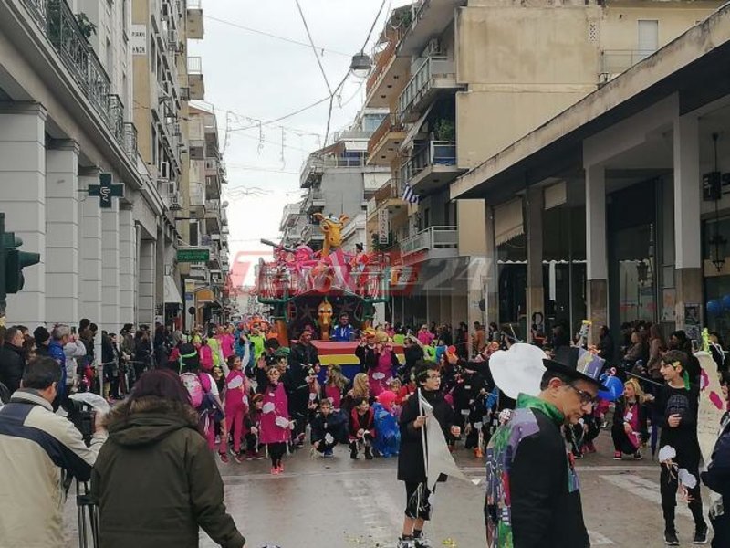 Παρέλαση λιλιπούτειων καρναβαλιστών στην Πάτρα -Δεν πτοήθηκαν από τη βροχή [εικόνες & βίντεο] | iefimerida.gr 1