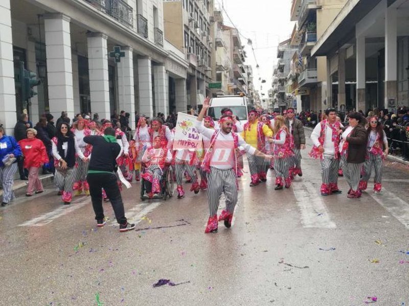 Παρέλαση λιλιπούτειων καρναβαλιστών στην Πάτρα -Δεν πτοήθηκαν από τη βροχή [εικόνες & βίντεο] | iefimerida.gr 2