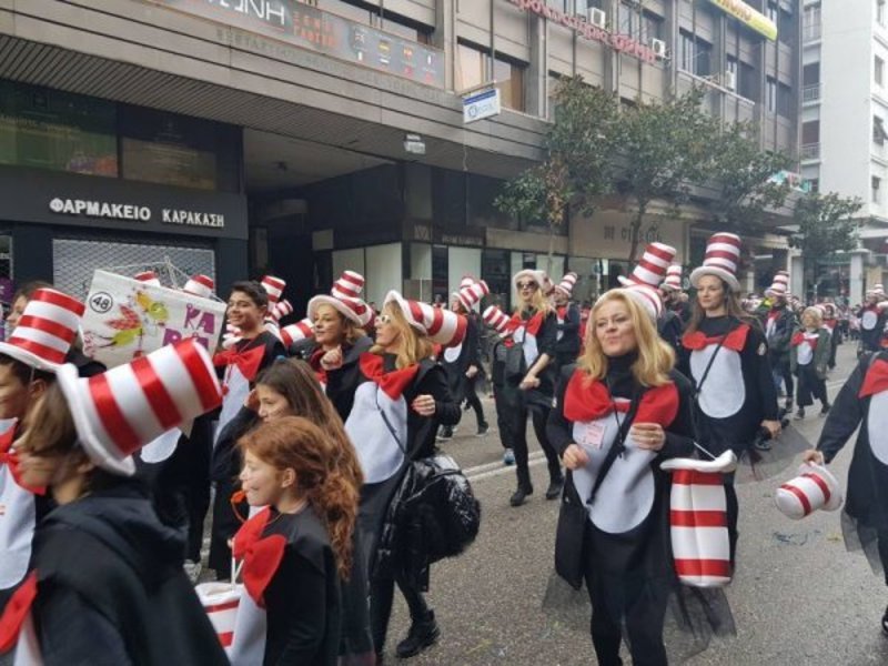 Παρέλαση λιλιπούτειων καρναβαλιστών στην Πάτρα -Δεν πτοήθηκαν από τη βροχή [εικόνες & βίντεο] | iefimerida.gr 0