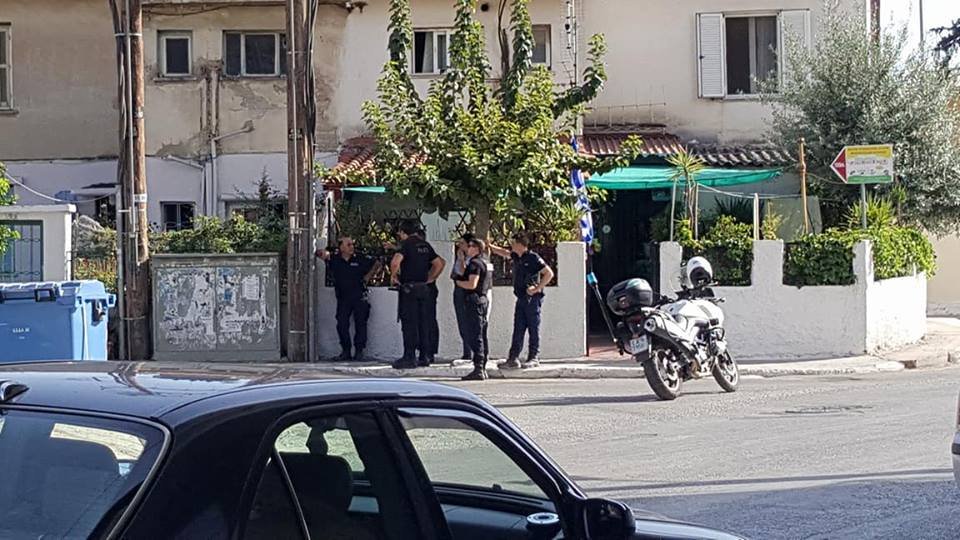 Αίσιο τέλος στην Πάτρα: Οι αστυνομικού έπεισαν τον 45χρονο που απειλούσε να αυτοκτονήσει [εικόνες] | iefimerida.gr 0