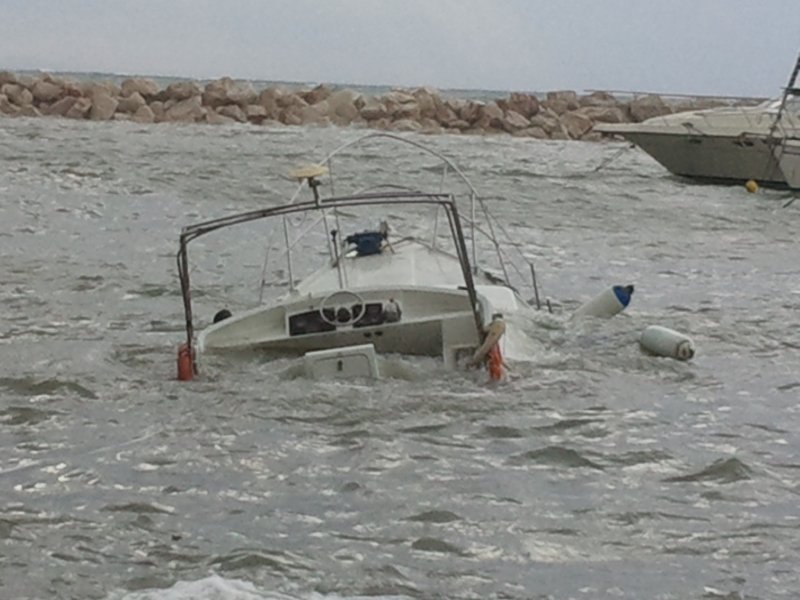 Η κακοκαιρία βύθισε σκάφος στην Πάτρα [βίντεο & εικόνες] | iefimerida.gr 0