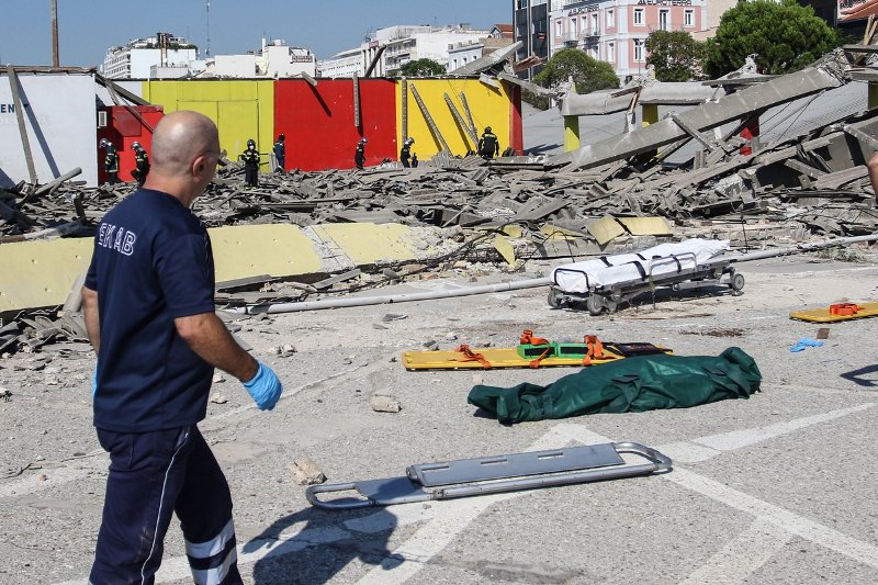 Τραγωδία στην Πάτρα: Κατέρρευσε στέγαστρο στο παλιό λιμάνι -Ενας νεκρός [εικόνες & βίντεο]   | iefimerida.gr 0